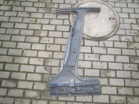 BMW 1 F20 levý B sloupek
