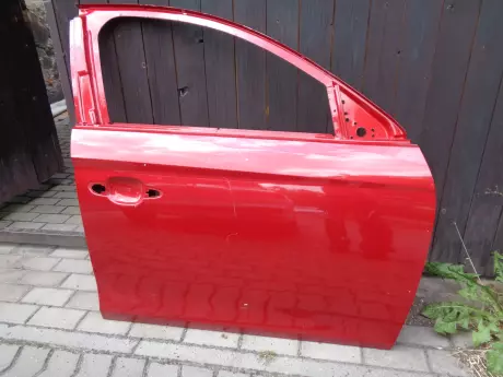 Opel corsa F pravé přední dveře