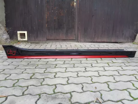 BMW 1 F40 pravý práh M-paket