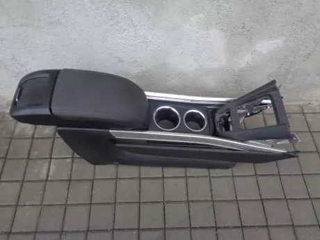 Opel zafira C loketní opěrka