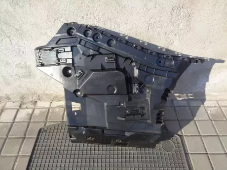 BMW 5 G61 pravý držák zadního nárazníku