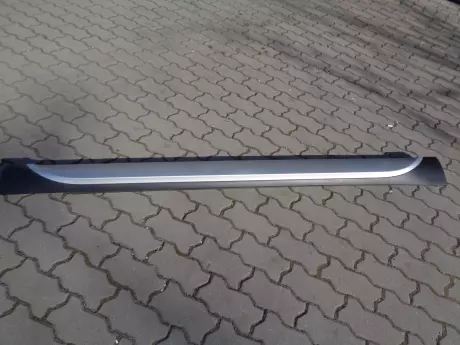BMW X1 E84 pravý plastový práh X-line