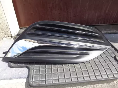 Opel insignia B pravá mřížka nárazníku